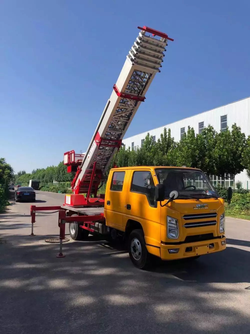 西充附近的云梯车出租服务：轻松解决高空作业需求