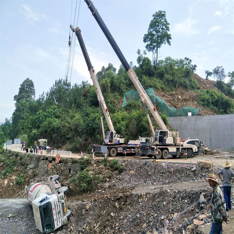 西充汽车掉沟里叫吊车救援要多少钱